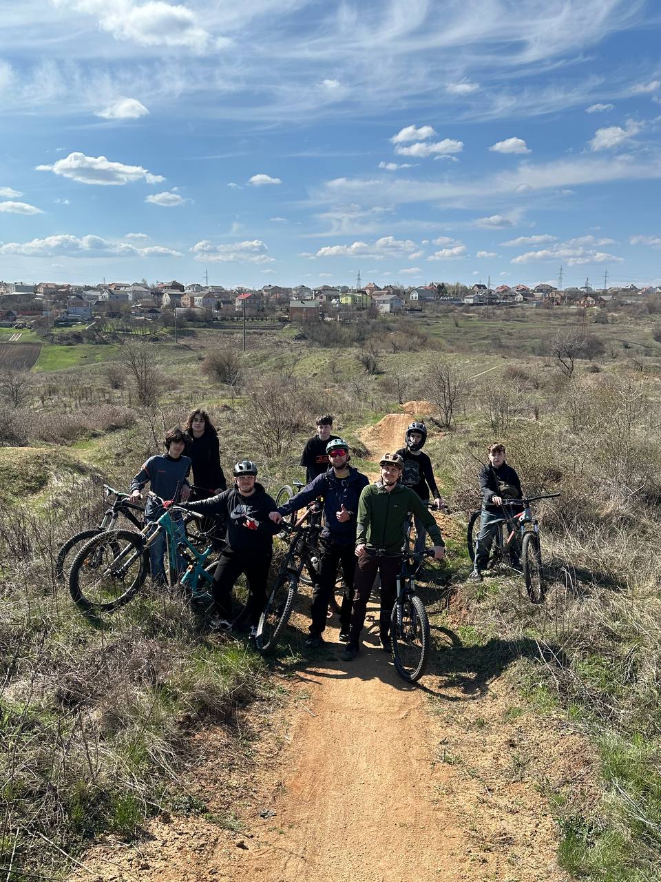 Райдери Krop Trail з байками на трейлі